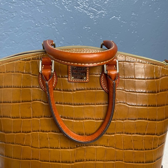 Dooney & Bourke cognac/tan med croc embossed all leather strap tote and dust bag - Picture 8 of 13